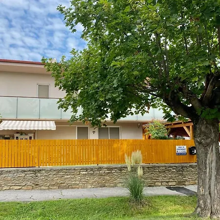 Erkel 19 Apartmanhaz * Кестхей